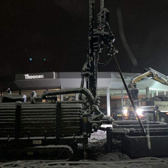 Boren in de sneeuw bij autobedrijf Thoonen in Gassel
