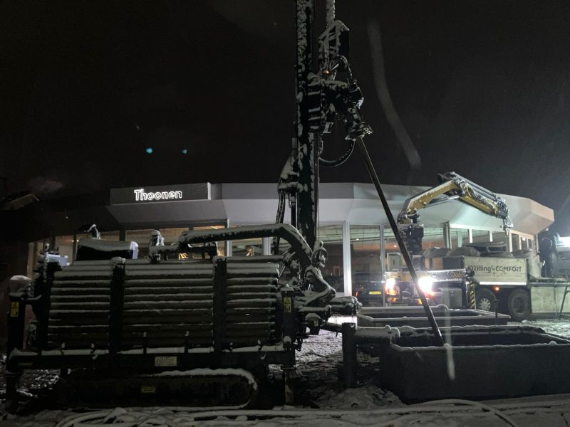 Boren in de sneeuw bij autobedrijf Thoonen in Gassel